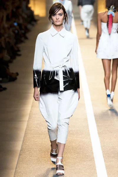 Look 16
